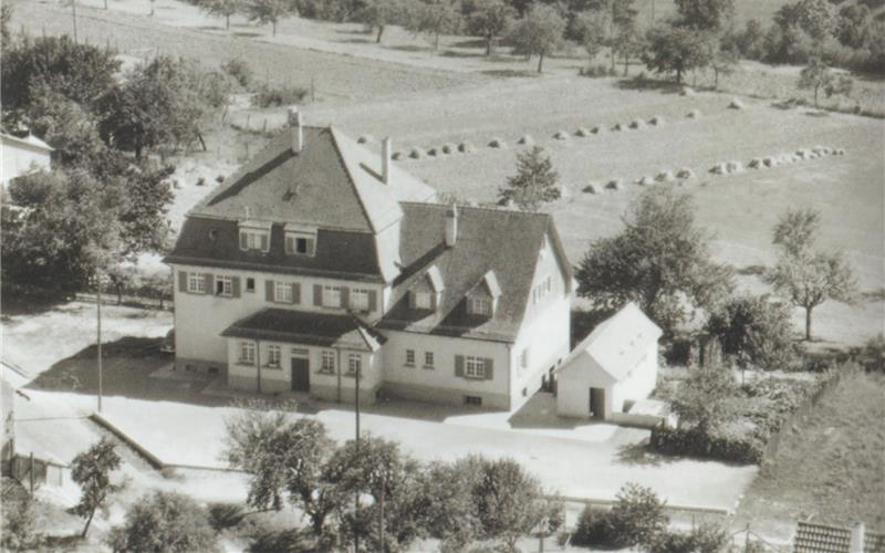 Drei der vergangenen Haslacher Schulen: Das Rathaus in der Ortsmitte.GB-Fotos: Archiv/Stadt Herrenberg