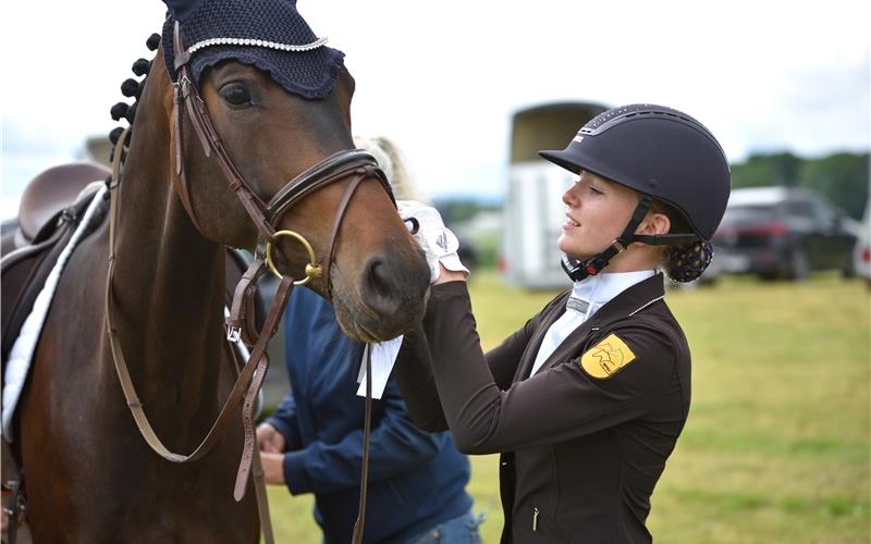Dressur-Juniorin Mikala Clausen von der TV RG Gültstein trägt bald das gelb-schwarze Landeskader-Abzeichen. GB-Foto: Häusler