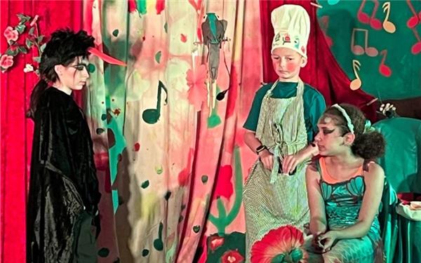 Dritt- und Viertklässler der Grundschule Gültstein überlegen in dem Musical „Lilalu im Schepperland“ in den Rollen der Krähe Lukulla, des Küchenjungen Pimpernell und der Prinzessin Lilalu, wie Hexe Synkopia überwunden werden kann. GB-Foto: gb