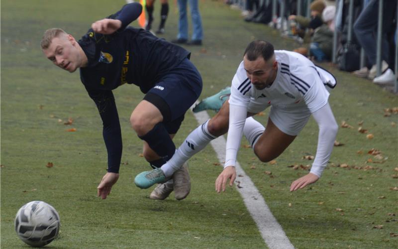 Duell mit Haken und Ösen: Ehningens Lars Jäger (links) und VfL-Akteur André Simao im Kampf um den Ball. GB-Foto: Zvizdiç