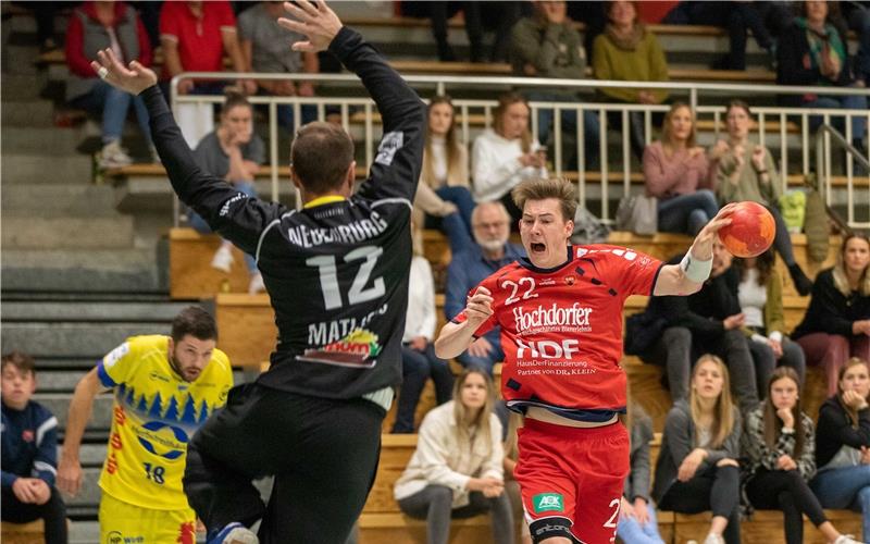 Duell zwischen Torhüter Mile Matijevic (Neuenbürg) und dem SG-Rechtsaußen Alexander Zürn GB-Foto: Drofitsch/Eibner