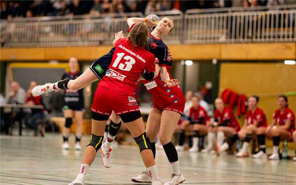 Dürfte in Herbrechtingen wieder ein interessantes Duell werden: Sofia Brand (beim Wurf) gegen Marie Brachert (Nr. 13). GB-Foto: Eibner/Andreas Ulmer