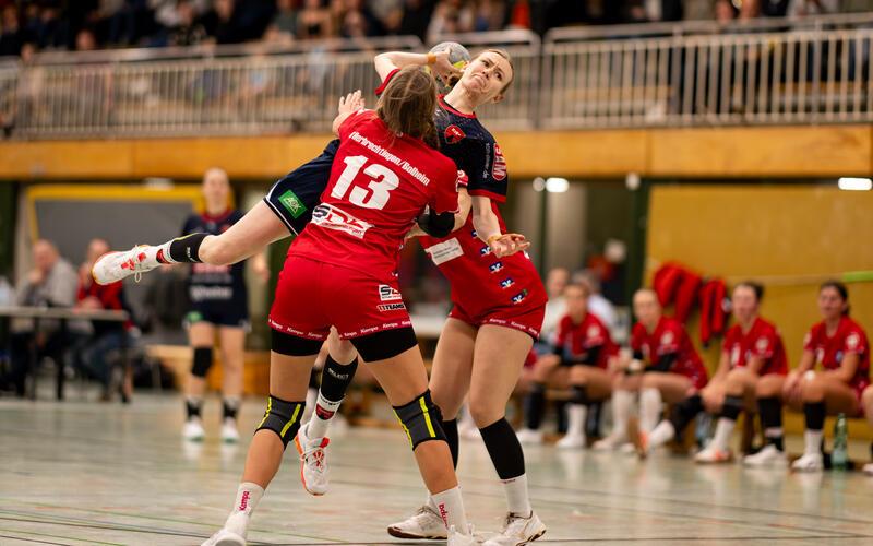 Dürfte in Herbrechtingen wieder ein interessantes Duell werden: Sofia Brand (beim Wurf) gegen Marie Brachert (Nr. 13). GB-Foto: Eibner/Andreas Ulmer