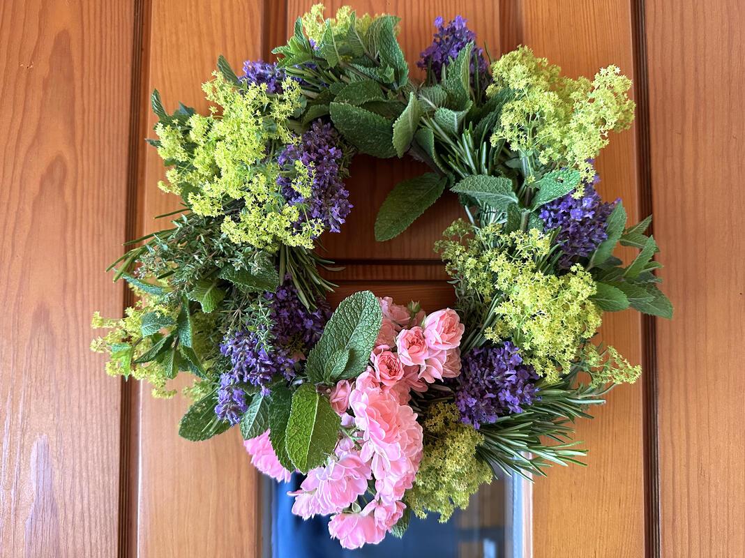 Duftende Sommertradition: Kräuterkranz aus Lavendel, Thymian, Minze, Frauenmante...