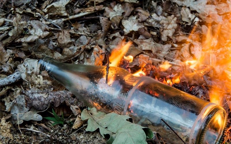 Hitze sorgt für Waldbrandgefahr Durch den Brennglaseffekt kann durch eine liegengebliebene Glasflasche ein Feuer entstehen