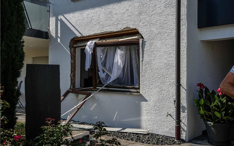 Schwer verletzt bei Gasexplosion Durch die Gasexplosion wurden unter anderem die Fenster der Wohnung in Dachtel zerstört. GB-Foto: SDMG/Dettenmeyer