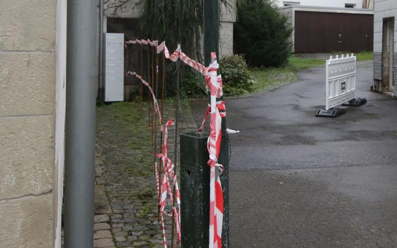 Durch diesen schmalen Korridor zwischen Haus und Laternenmast müssen sich die Mieter zwängen, um zur Haustür zu gelangen (alternativ durch die Tiefgarage). GB-Foto: Bäuerle