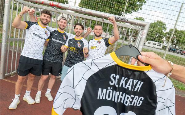 Durften schon mal beim Feierabendfest der SG Kayh/Mönchberg in die neuen Trikots schlüpfen (von links): David Hechler (bisher SF Kayh), Marius Bahlinger (SF Kayh), Jannis Maurer (SF Kayh) und Nico Kegreiß (FV Mönchberg). GB-Foto: Vecsey