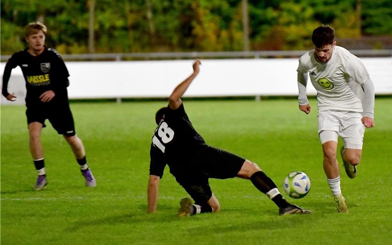 Dynamischer Antritt von Hausens Maik Mahrla (rechts) gegen Bondorfs Marco Dogan.GB-Foto: Holom