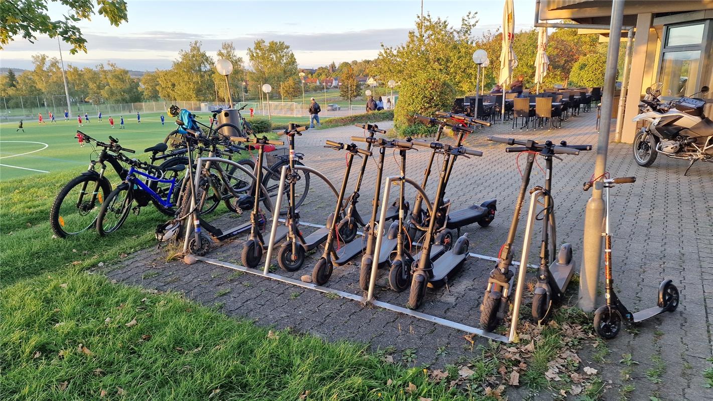 E-Scooter verdrängen Fahrräder! In den Fahrradständer der Schönbuchhalle passen ...