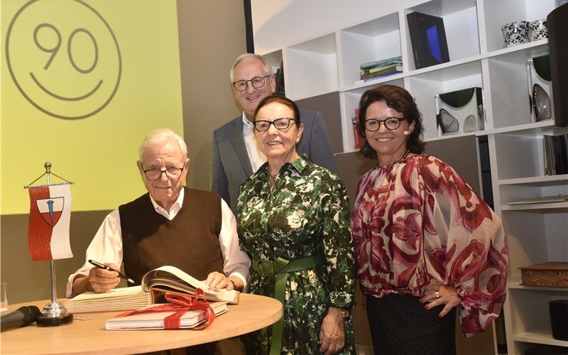 Ebenso wie am 80. Geburtstag trug sich Rolf Benz (links) auch an seinem 90. Geburtstag ins Goldene Buch der Stadt Nagold ein, flankiert (von links) von OB Jürgen Großmann, Ehefrau Hilde und Tochter Barbara Benz. GB-Foto: Reichert