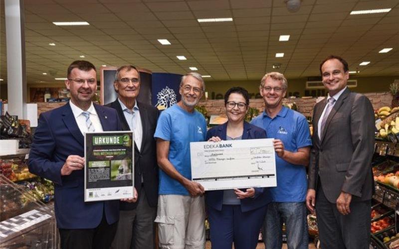 Edeka Südwest unterstützt Nabu-Projekt Edeka-Kaufmann Rainer Rentschler (links), Walter Bühler (NatureLife-International), Ralf Willers (Nabu), Michaela Meyer (Edeka Südwest), Markus Pagel (Nabu), und Bürgermeister Marcel Hagenlocher (Gemeinde Mötzingen) GB-Foto: Susanne Krum