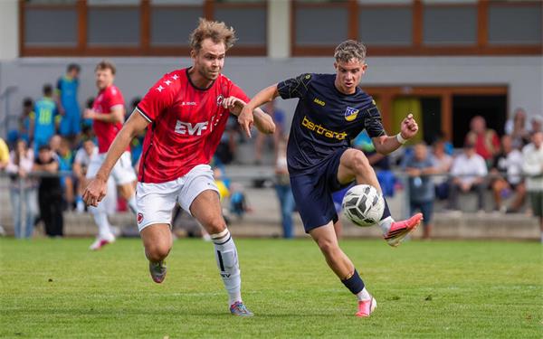 Ehningens Tino Dannecker (rechts) behauptet den Ball im Zweikampf mit Adrian Freiwald. GB-Foto: Eibner/La Rocca