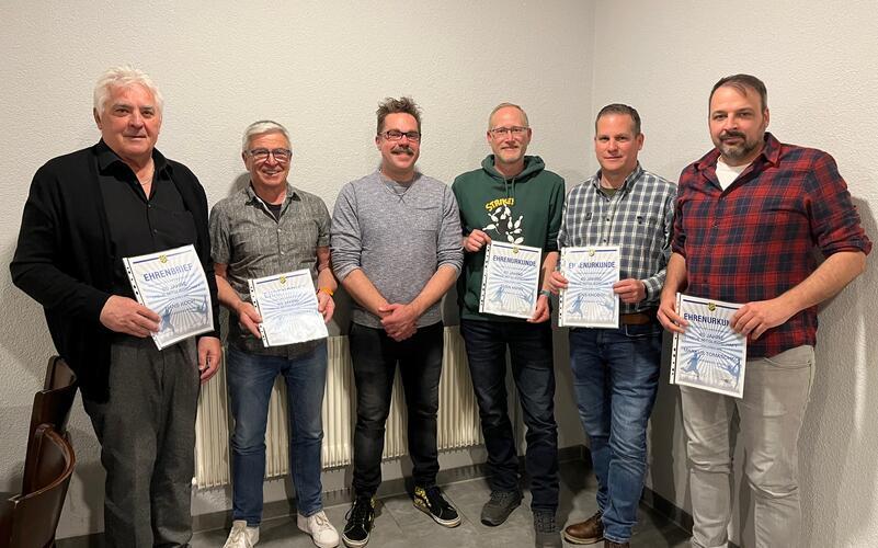 Ehre, wem Ehre gebührt (von links): Hans Koch, Ulrich Hörmann (Ehrenbrief für 60 Jahre Mitgliedschaft), Vorstand Andreas Koch, Sven Mann, Jens Knobbe und Markus Tomaschko (je 40 Jahre Mitgliedschaft) GB-Foto: Jackson
