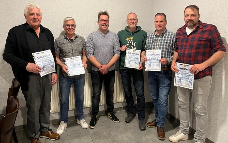 Ehre, wem Ehre gebührt (von links): Hans Koch, Ulrich Hörmann (Ehrenbrief für 60 Jahre Mitgliedschaft), Vorstand Andreas Koch, Sven Mann, Jens Knobbe und Markus Tomaschko (je 40 Jahre Mitgliedschaft) GB-Foto: Jackson
