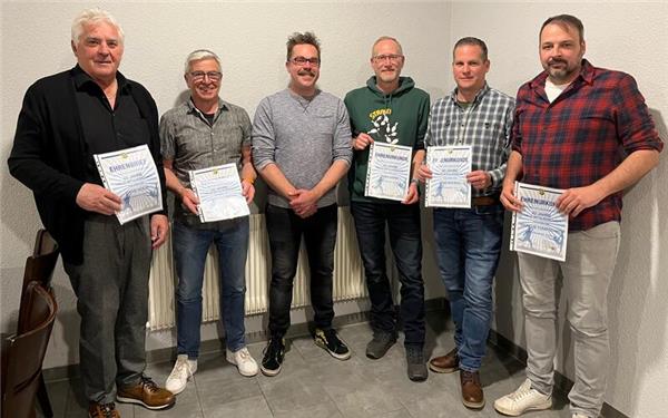 Ehre, wem Ehre gebührt (von links): Hans Koch, Ulrich Hörmann (Ehrenbrief für 60 Jahre Mitgliedschaft), Vorstand Andreas Koch, Sven Mann, Jens Knobbe und Markus Tomaschko (je 40 Jahre Mitgliedschaft) GB-Foto: Jackson