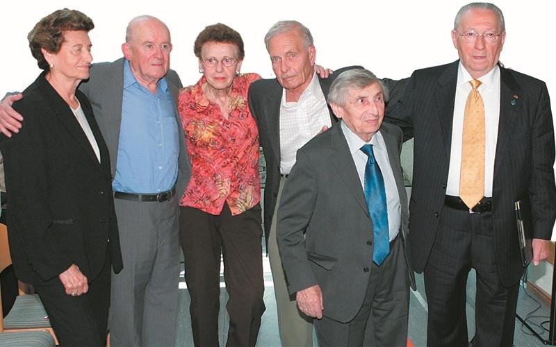Ehrengäste bei der Einweihung der KZ-Gedenkstätte (von links): Dvora und Mordechai Ciechanower, Tova und Sam Baron, Simon Gutmann und Israel Arbeiter. GB-Foto: Holom