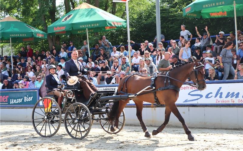 Ehrenrunde: Jens Motteler mit der Silbermedaille um den Hals und einem Strahlen im Gesicht. GB-Foto: Häusler