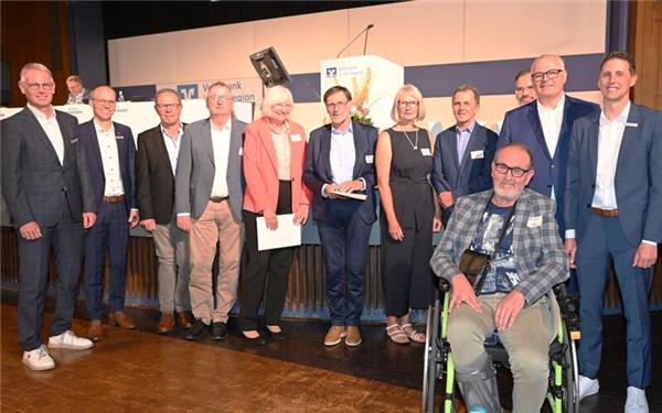 Ehrung der von der Seite des Kapitals ausgeschiedenen Aufsichtsratsmitglieder: Von links Thomas Taubenberger, Ralf Gottschalk (beide Mitglieder des Vorstands), Norbert Haas, Gerhard Gutekunst, Dr. Ingrid Zech, Roland Dölker, Christl Resch, Theo Steck, Willi König, Mathias Juhl (Verbandsprüfer), Jörg Stahl und Thomas Bierfreund (beide Co-Vorstandssprecher). GB-Foto: Reichert