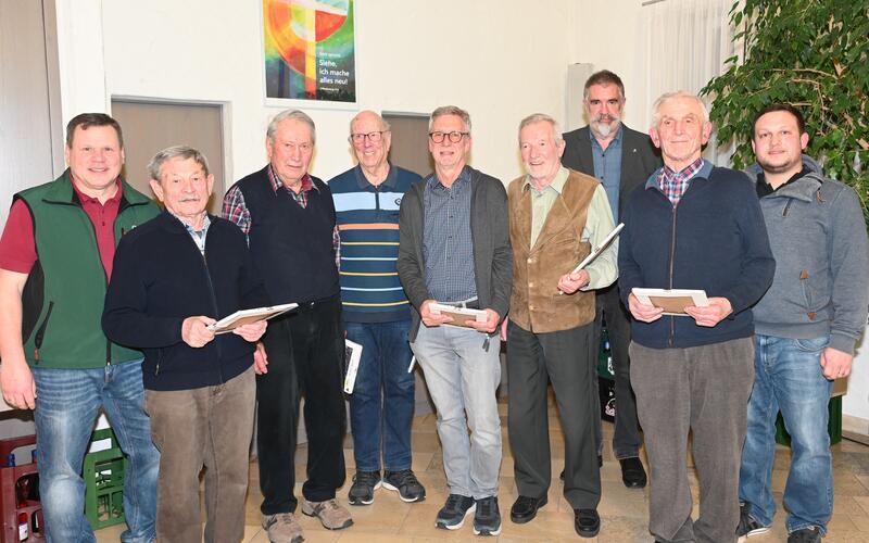 Ehrung für langjährige Mitglieder gab es beim OGV Kuppingen. Von links: Klaus Büchner (Vorsitzender), Hans Rauser, Kurt Berstecher, Siegfried Wahl, Klaus Nüssle, Hubert Kraiss (alle 40 Jahre Mitglied), Hartmut Lonzer (stellvertretender Vorsitzender des Kreisverbands Böblingen), Ewald Stöffler (50 Jahre Mitglied) und Daniel Ulmer (stellvertretender Vorsitzender).GB-Foto: Reichert