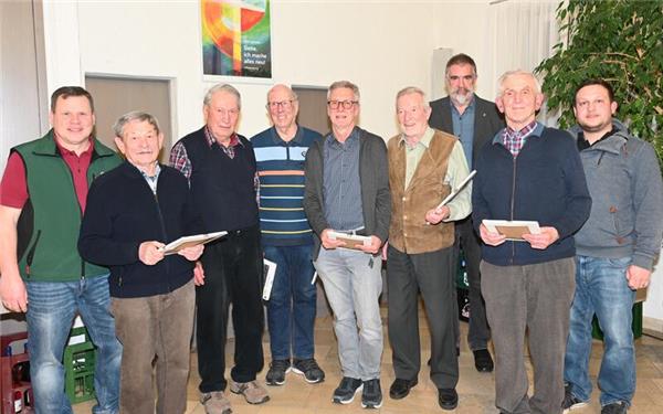 Ehrung für langjährige Mitglieder gab es beim OGV Kuppingen. Von links: Klaus Büchner (Vorsitzender), Hans Rauser, Kurt Berstecher, Siegfried Wahl, Klaus Nüssle, Hubert Kraiss (alle 40 Jahre Mitglied), Hartmut Lonzer (stellvertretender Vorsitzender des Kreisverbands Böblingen), Ewald Stöffler (50 Jahre Mitglied) und Daniel Ulmer (stellvertretender Vorsitzender).GB-Foto: Reichert