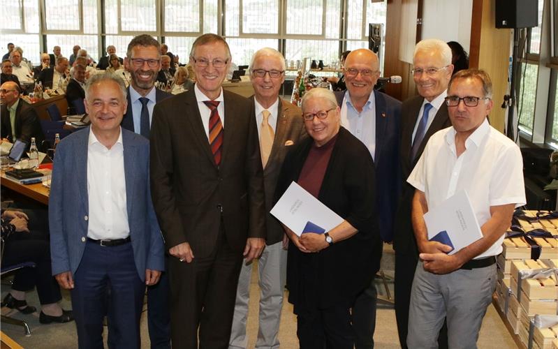 Ehrung im Kreistag (von links): Dr. Tobias Brenner, Thomas Sprißler, Landrat Roland Bernhard, Helmut Noë, Heiderose Berroth, Wilfried Dölker, Winfried Kuppler und Johannes Buchter GB-Foto: Bäuerle