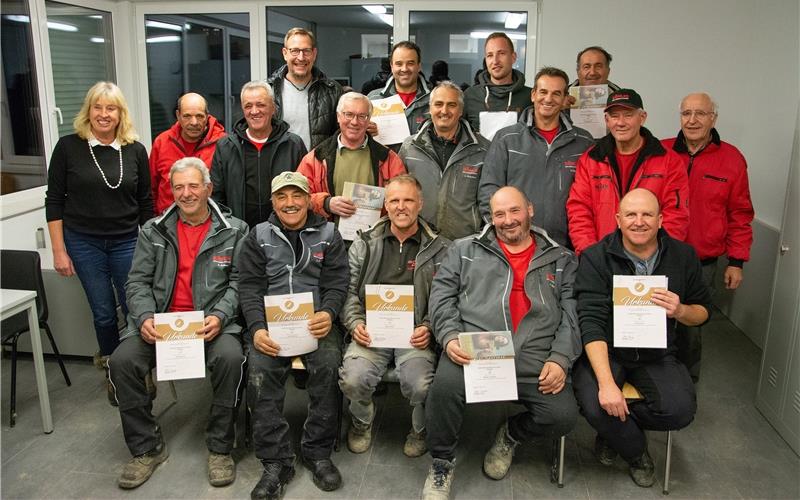 Lauter Beifall für den Seniorchef Ehrungen bei Köhler (auf dem Bild von hinten links) Siegfried Köhler, Pedro Araujo, Daniel Lutz, Ibrahim Akdogan, Sonja Heller-Böckle, Luis-Manuel Paulos, Vlado Balukcic, Antonio Pinto, Luis Goncalves, Fatmir Zeqiri, Artur Sackmann, Otto Köhler, Salvatore Armenia, Sinan Özyilmaz, Bernd Dengler, Paolo Borgia, Reiner Wolf).GB-Foto: gb