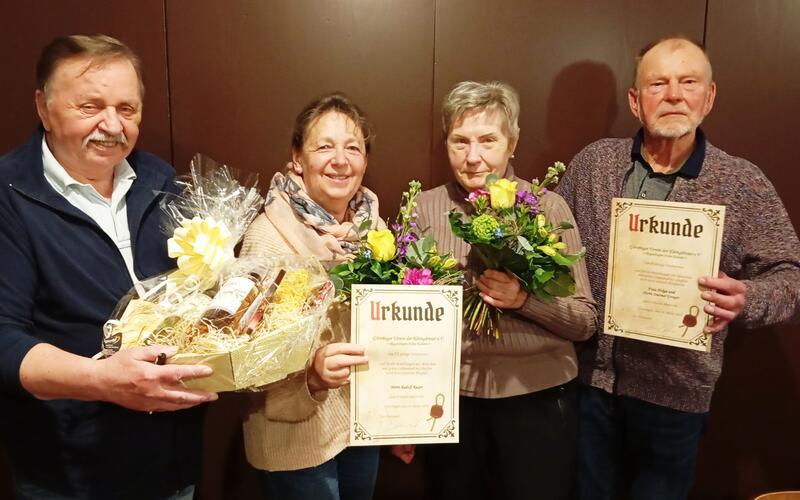 Ehrungen bei den Gärtringer Kleingärtnern (von links): Vorsitzender Anton Duran, Susanne Müller (sie nahm Urkunde und Präsent für ihren Vater Rudolf Rieger entgegen, mit dem sie einen Garten bewirtschaftet) und das Ehepaar Helga und Dietmar Groeger (seit 45 Jahren Mitglied). GB-Foto: Gieseler