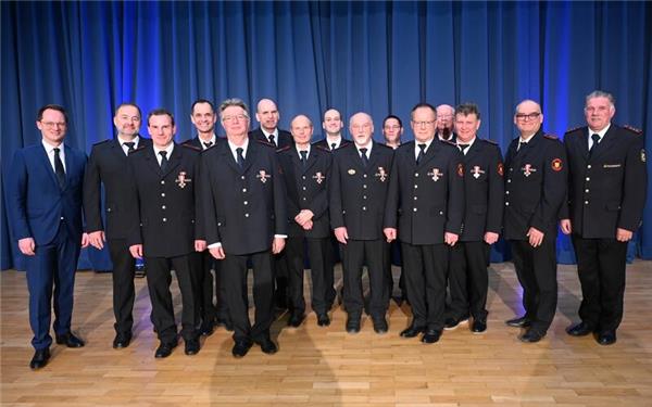 Ehrungen bei der Feuerwehr Herrenberg (von links): OB Nico Reith, Helmut Marquardt, Michael Heidlauf, Thomas Schuker, Bernd Widmayer, Jürgen Schmid, Horst Volz, Kommandant Marvin Binder, Horst Messerschmid. Daniel Widmayer, Adolf Ugele, Gerhard Schneider, Konrad Nüßle, Volker Hundsdörfer und Markus Priesching (Vorsitzender des Kreisfeuerwehrverbands).GB-Foto: Reichert