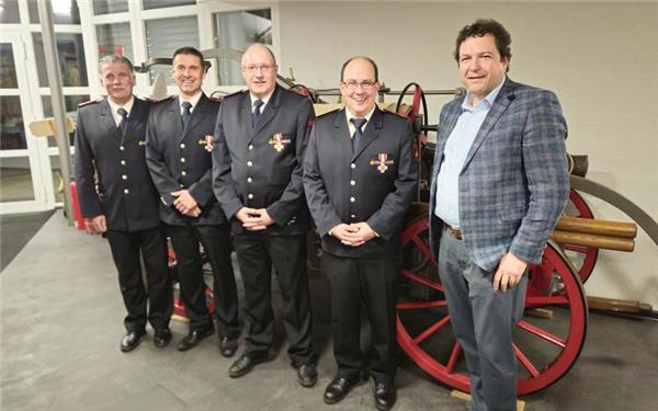 Ehrungen bei der Feuerwehr (von links): Kommandant Markus Priesching, Eberhard Lutz, Dieter Roll, Florian König und Bürgermeister Thomas Riesch.GB-Fotos