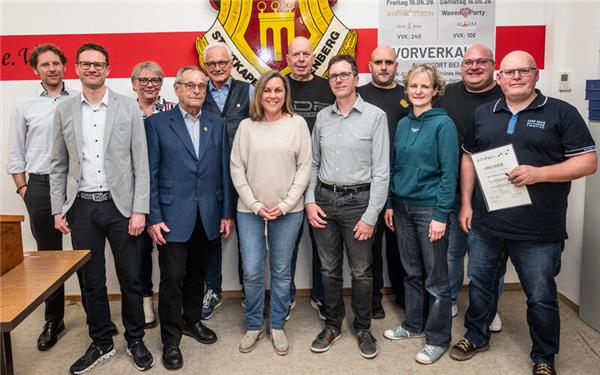 Ehrungen bei der Stadtkapelle (von links): Marcus Philipp, Philipp Jakob, Bettina Eitelbuß, Manfred Eipper, Manfred Mozer, Sigrid Wüst, Peter Schwenk, Martin Schäberle, Christian Däuble, Kerstin Fauß, Michael Däuble und Stefan Schneck. GB-Foto: Schmidt