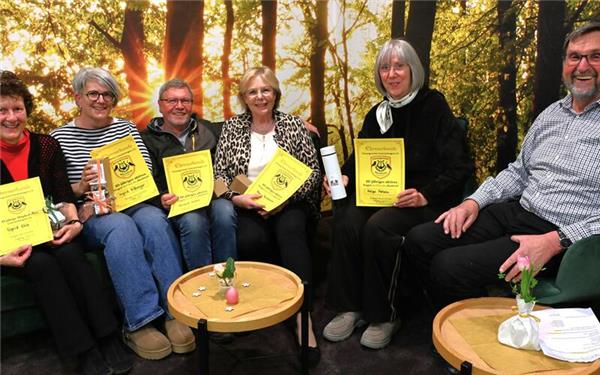 Ehrungen beim Gesangverein Unterjettingen (von links): Sigrid Ehle (30 Jahre gemischter Chor), Ingrid Hillburger (20 Jahre „Blackbirds“), Gerhard Schenk, Anne Reichenbach, Helga Petzeu (alle 10 Jahre „Blackbirds“) und Wolfgang Leicht. GB-Foto: Christian Koepp