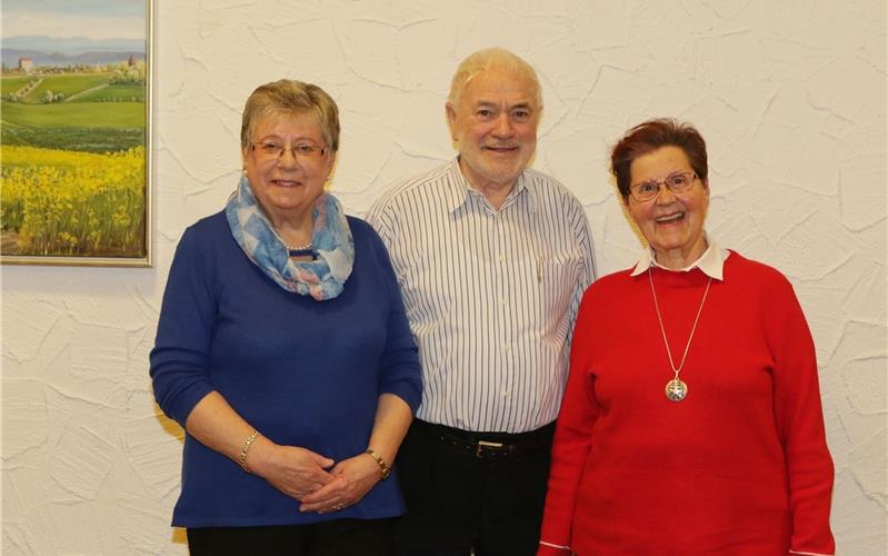 Sorgen um Bestehen des Chors sind nicht kleiner Ehrungen beim Gesangverein (von links): Irmi Hauser, Gottfried Birnbaum und Ilse Schacht GB-Foto: Bäuerle