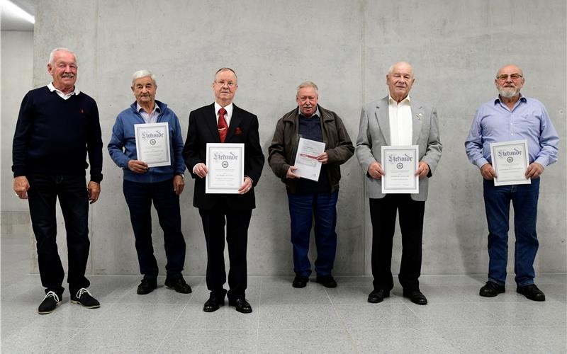 Ehrungen beim Gesangverein (von links): Peter Bauer (zweiter Vorsitzender), Alois Unterkofler (40 Jahre und Ehrenmitglied), Hubert Tünte (Vorsitzender, 25 Jahre Vorstandstätigkeit und Ehrenmitglied), Dieter Mattes (50 Jahre), Herbert Egeler (60 Jahre) und Gottlieb Schittenhelm (60 Jahre) GB-Foto: Holom