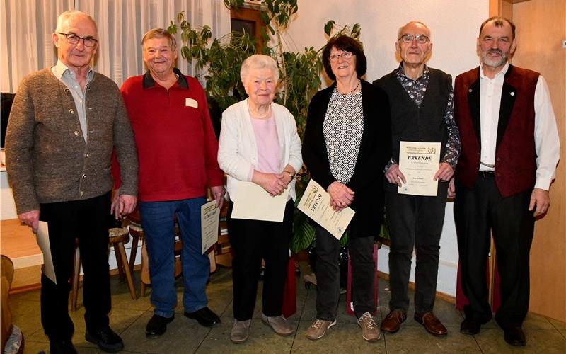 Ehrungen beim Gültlinger Musikverein (von links): Eberhard Heinzmann, Robert Gackenheimer (beide 60 Jahre), Maria Kleinbeck(65 Jahre), Ursula Reichardt, Kurt Widmaier (beide 60 Jahre) und Rudolf Widmaier (Vorsitzender). GB-Foto: Holom