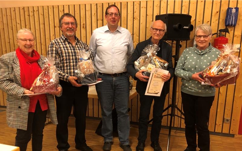 Ehrungen beim Harmonika-Club Jettingen (von links): Heidrun Martini, Willi Eiben, der Vorsitzende Jochen Wacker, Heinrich Schüle und Anita Hornikel. GB-Foto: gb