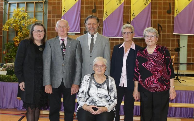 Ehrungen beim Jubiläumsabend (von links): Ute Glaser, Walter Kientzle, Herbert Brösamle, Margarete Kientzle, Ursula Mühleisen und sitzend Rosa Gengenbach GB-Foto: Bäuerle