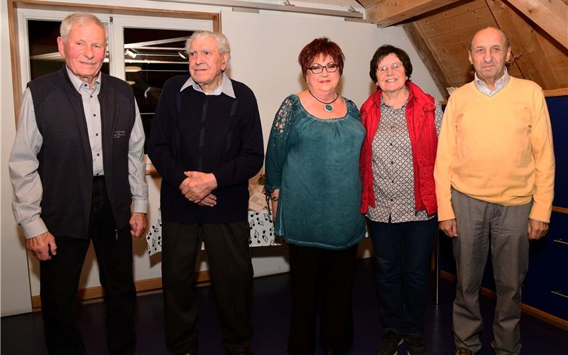„Wir hatten ein gut gefülltes Jahr“ Ehrungen beim Kayher Liederkranz (von links): Willi Marquardt (50 Jahre), Walter Maisch (70 Jahre), Hannelore Noppel (60 Jahre), Inge Riethmüller (40 Jahre) und der Vorsitzende Dieter Kirschbaum GB-Foto: Holom