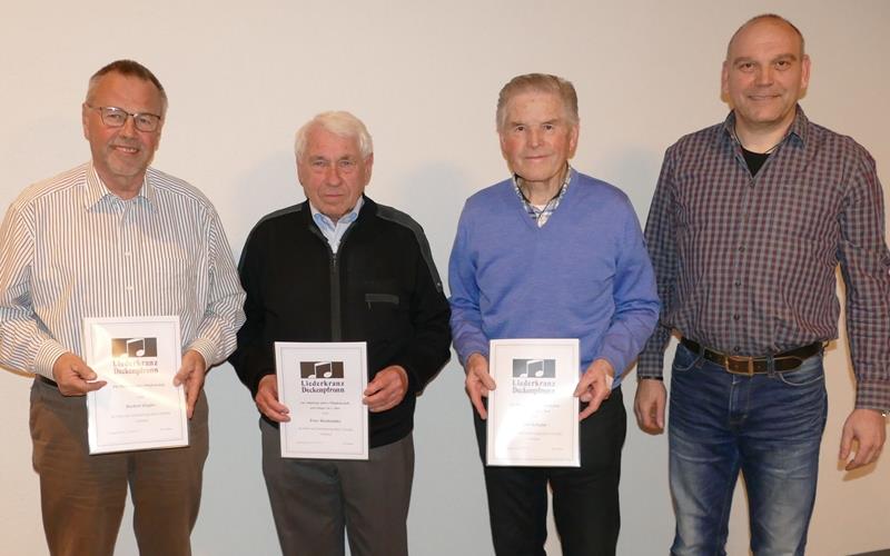 Ehrungen beim Liederkranz Deckenpfronn (von links): Herbert Ziegler, Peter Riethmüller, Kurt Klingler und Vorsitzender Lothar Schneider.GB-Foto: Stadler