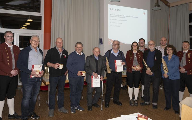 Ehrungen beim Musikverein (von links): Chris Hirneisen (Vorstand Musik), Werner Hämmerle (40 Jahre), Albrecht Haag (25), Dankfried Klauser (25), Gerhard Bauer (40), Karl-Heinz Fleischer (60), Amelie Schubert (25), Florian Haag (Vorstand Veranstaltungen), Erich Reetz (25), Alexander Haag (25), Irmgard Simons (25) und Florian Behr (Vorstand Öffentlichkeit). GB-Foto: MV Unterjettingen