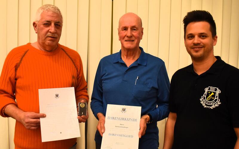 Ehrungen beim Musikverein (von links): Wilfried Strohäcker, Gerhard Sindlinger und Vereinschef Benjamin Gärtner.GB-Foto: Gieseler