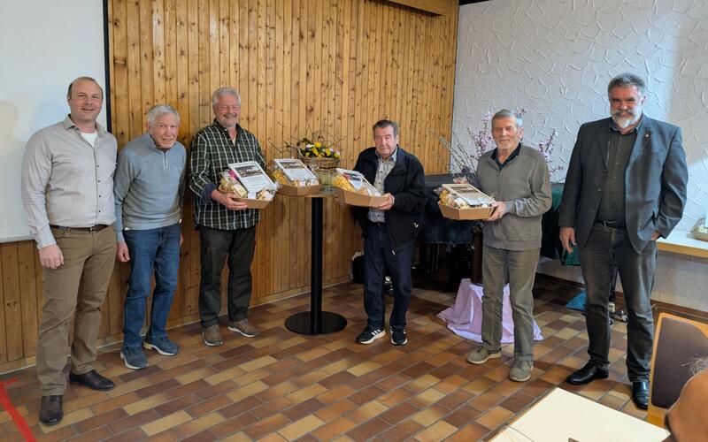 Ehrungen beim Obst- und Gartenbauverein Oberjesingen (von links): Vorsitzender Christian Renz, Richard Stöffler, Udo Renz, Willi Nüßle, Siegfried Benz und Kreisvorsitzender Hartmut Lonzer. GB-Foto: Bruer