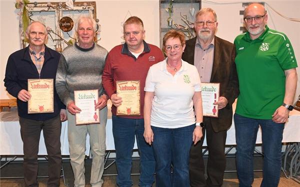Ehrungen beim SV Deckenpfronn gab es für (von links) Hans-Jürgen Weiß, Dieter Decker, Dirk Egeler, Monika Reichert und Werner Paulus, ganz rechts SVD-Vorsitzender Stephan Wick. GB-Foto: Reichert