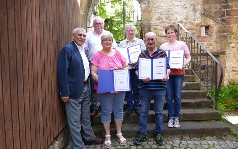 Ehrungen beim VdK-Ortsverband (von links): Ehrenvorsitzender Horst Vahsen, Helmut und Evi Dolderer, Cornelia Gehring, Ewald Hirner und Kathrin Hirner. GB-Foto: Stadler