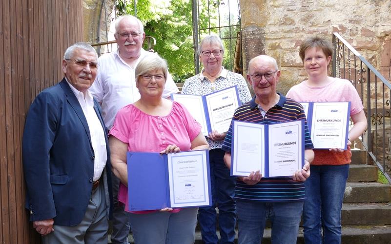 Ehrungen beim VdK-Ortsverband (von links): Ehrenvorsitzender Horst Vahsen, Helmut und Evi Dolderer, Cornelia Gehring, Ewald Hirner und Kathrin Hirner. GB-Foto: Stadler