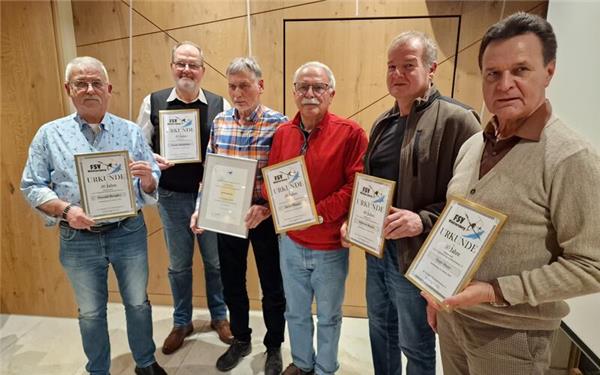 Ehrungen gab es beim FSV Wächtersberg für (von links) die langjährigen Mitglieder Oswald Dengler (50 Jahre), Frank Rathfelder (50), Hans Wischumerski (42 Jahre Fluglehrer), Detlef Dagne (50), Wilfried Bürkle (40) und Ralph Maier (30). GB-Foto