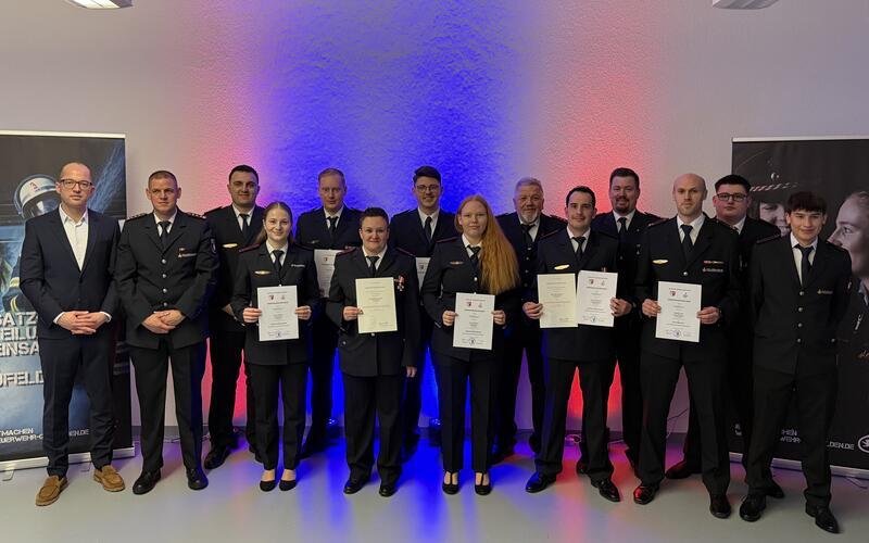 Ehrungen und Beförderungen bei der Feuerwehr Gäufelden: (hinten von rechst) Samuel Gauß, Steffen Bartl, Alfred Schittenhelm, Felix Boger, Maik Fleck und Evipidis Theofylaktidis, sowie (vorne von rechts) Silas Holweger, Dominik Gauß, Marco Schure, Jana Weippert, Stefanie Leuschner, Jana Gfrörer, Marco Schäberle und Bürgermeister Benjamin Schmid.GB-Foto