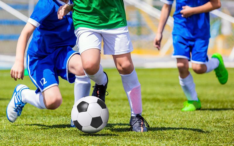 Eigentlich wollen die Kinder einfach nur Fußball spielen. GB-Foto: Adobe/matimix