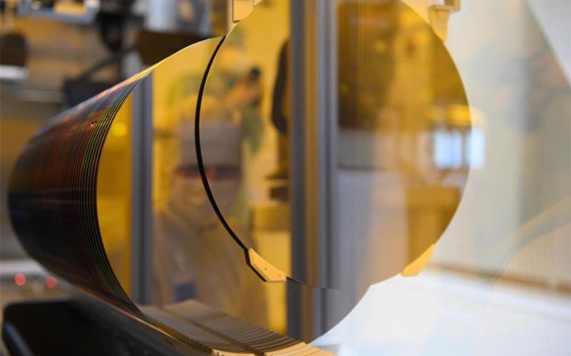 Ein 300-Millimeter-Wafer im Reinraum der neuen Halbleiterfabrik von Bosch. Preiserhöhungen im Zuge der globalen Chip-Knappheit haben die Halbleiter-Umsätze im vergangenen Jahr laut Marktforschern um ein Viertel hochspringen lassen. Foto: Robert Michael/dpa-Zentralbild/dpa