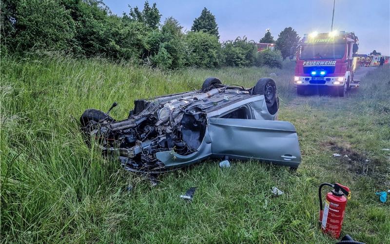 Auf der Flucht über Kreisel geschanzt Ein 38-Jähriger verursachte erst in Aidlingen einen Auffahrunfall, floh und schanzte kurze Zeit später mit seinem Fahrzeug zwischen Herrenberg und Jettingen über einen Kreisverkehr. Dabei wurde der Motorblock aus dem Audi herausgerissen, der Fahrer kam mit schweren Verletzungen in ein Krankenhaus. GB-Foto: SDMG/Dettenmeyer